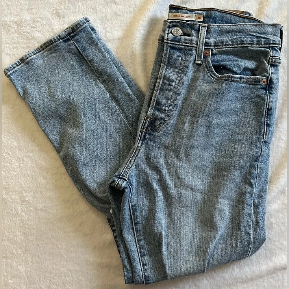 Levi’s wedgie straight crop women Sz 30 distressed highrise lightwash denim jean - Picture 7 of 11